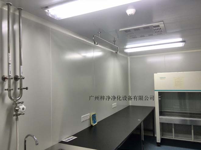 建造和使用潔凈室能有效減少室內(nèi)誘入、產(chǎn)生及滯留粒子。