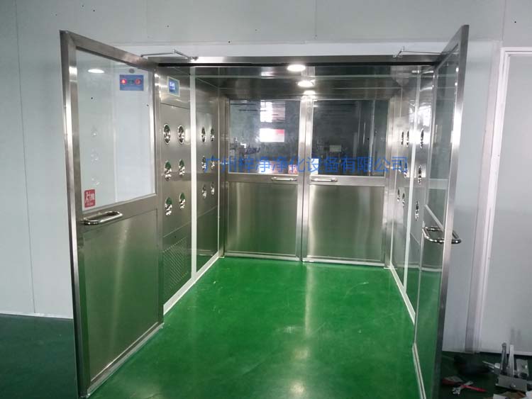 雙開門貨淋室前門打開,后門緊鎖 防止?jié)崈羰遗c非潔凈室空氣對(duì)流。