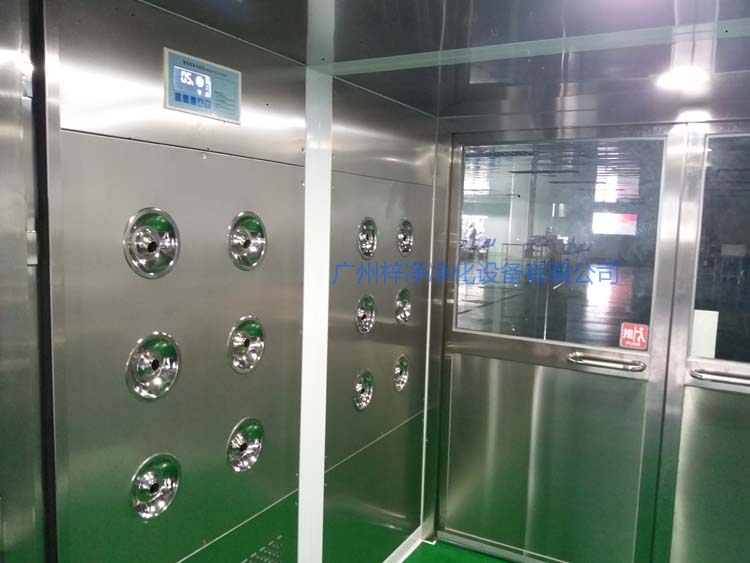 雙開門貨淋室工作區(qū)配智能控制器,方便人員使用操作。