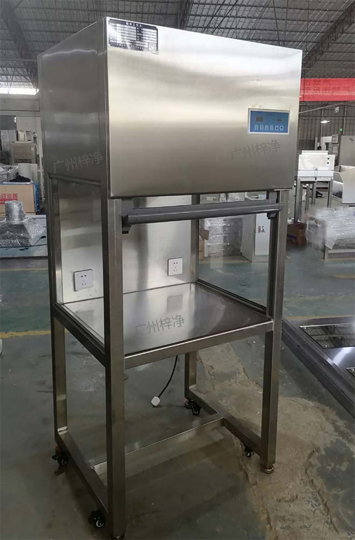 升降門超凈工作臺是采用單向空氣流，室內空氣經預初效過濾器進入靜壓箱，再經過高效空氣過濾器，最后在操作區(qū)內形成高度潔凈的單向空氣流，是提供操作區(qū)高潔凈度工作環(huán)境的理想設備。
