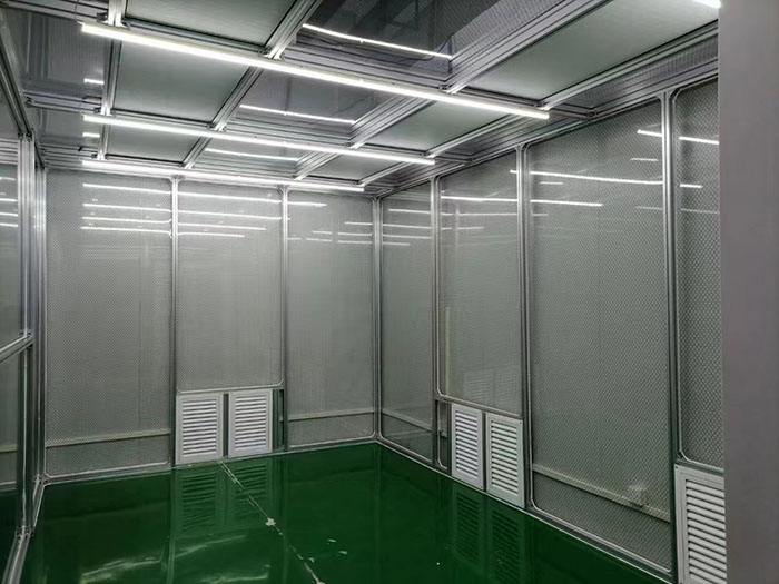 選擇百級無塵潔凈棚還是千級無塵潔凈棚，應(yīng)根據(jù)具體的生產(chǎn)需求、產(chǎn)品要求和預(yù)算來決定。